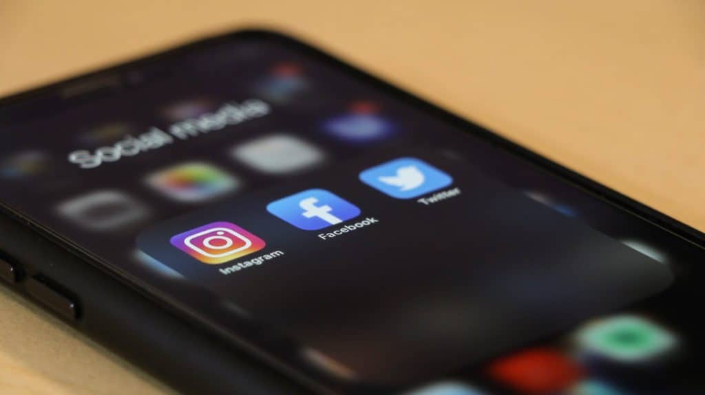 IPhone mit Social Media Apps -[https://unsplash.com/photos/EQSPI11rf68]