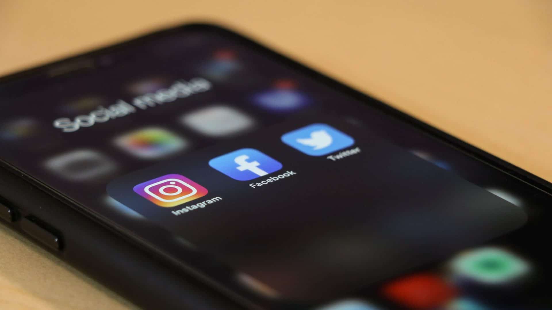 IPhone mit Social Media Apps -[https://unsplash.com/photos/EQSPI11rf68]