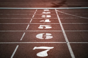 Rennbahn - Startlinie[https://unsplash.com/photos/7BpeiA0bhxs]