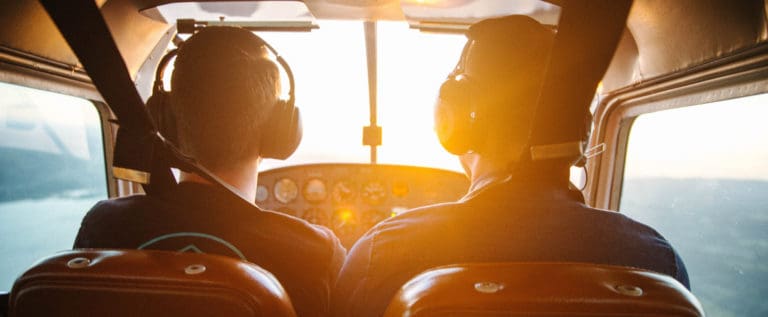 Zwei Piloten in einem Flugzeug -[https://unsplash.com/photos/ZEiqbaQhmvE]
