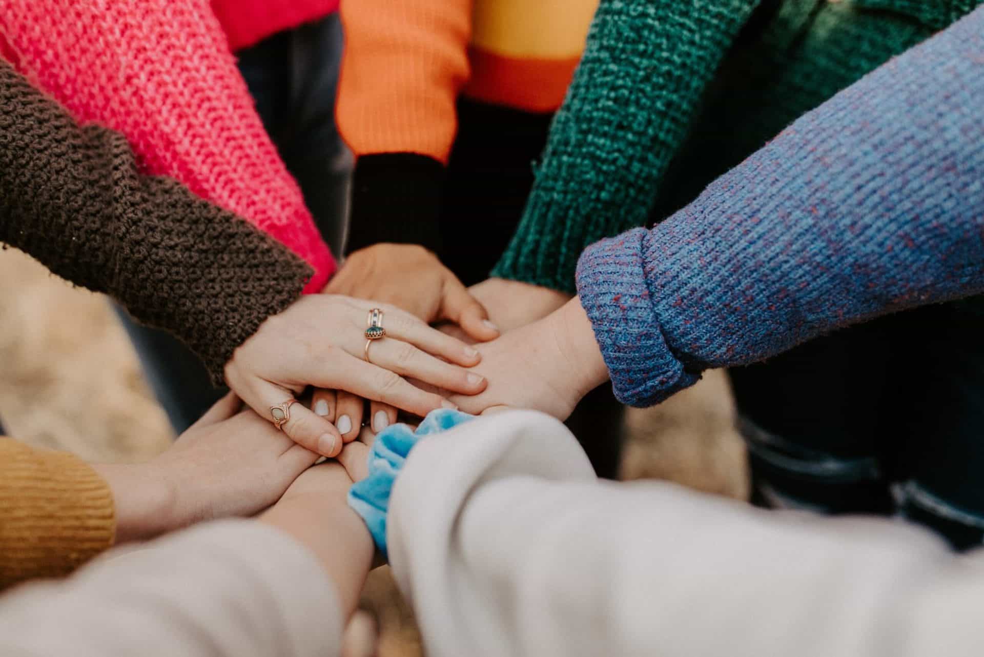 Freundinnen, die ihre Händeaneinander legen -[https://unsplash.com/photos/Zyx1bK9mqmA]