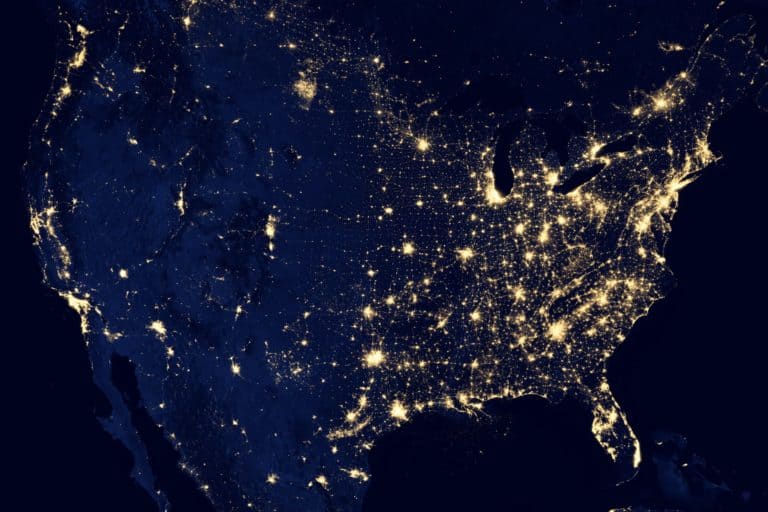 USA aus dem Weltall in der Nacht -[https://unsplash.com/photos/1lfI7wkGWZ4]