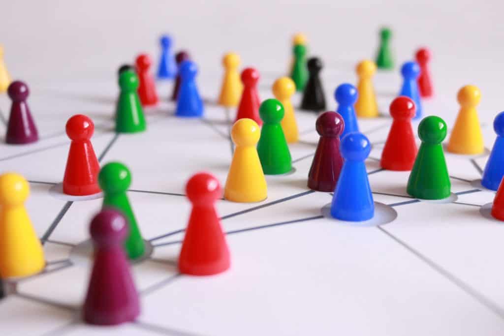 Foto von bunten Spielfiguren aufweissem Untergrund - B2B -[https://www.pexels.com/dede/foto/schliessensie-herauf-fotografievon-gelbgrunenroten-und-braunenplastikkegeln-aufweiss-gefutterteroberflache-163064/]