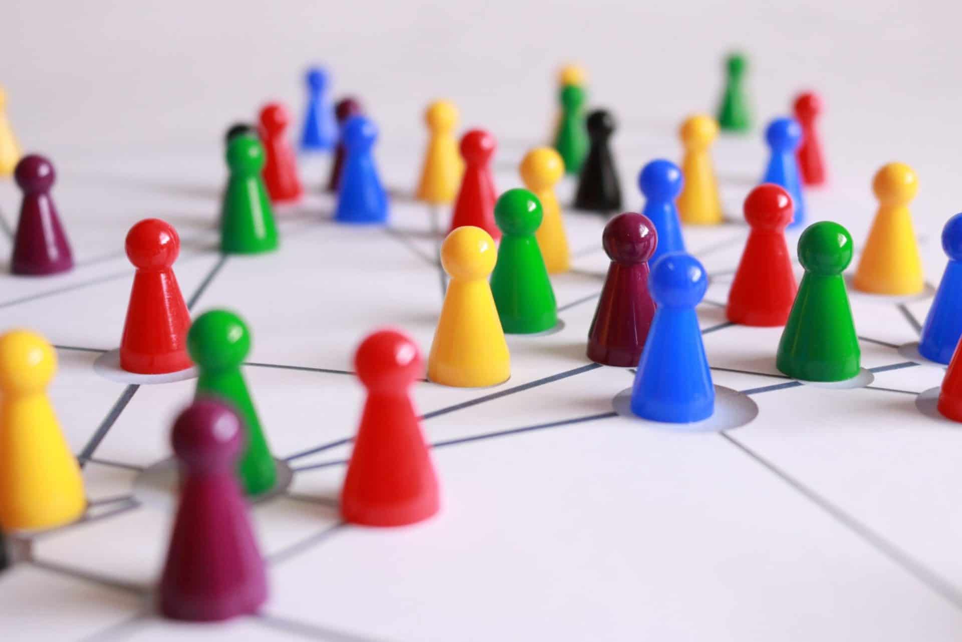 Foto von bunten Spielfiguren aufweissem Untergrund - B2B -[https://www.pexels.com/dede/foto/schliessensie-herauf-fotografievon-gelbgrunenroten-und-braunenplastikkegeln-aufweiss-gefutterteroberflache-163064/]