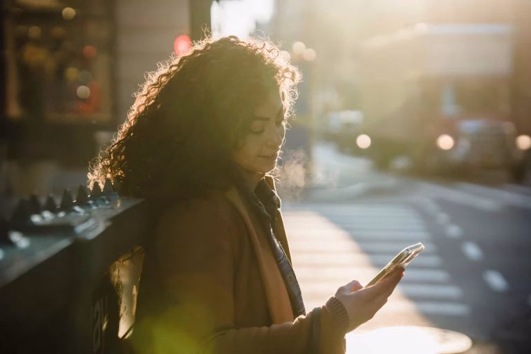 Frau am Smartphone -Digitalisierung
