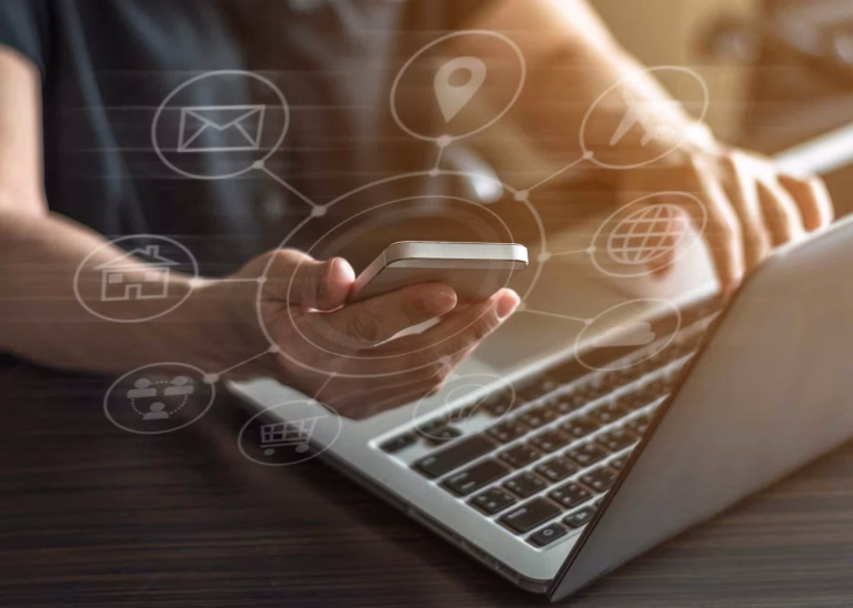 Smartphone und Laptop - Digital Experience Platform - Digitalisierung