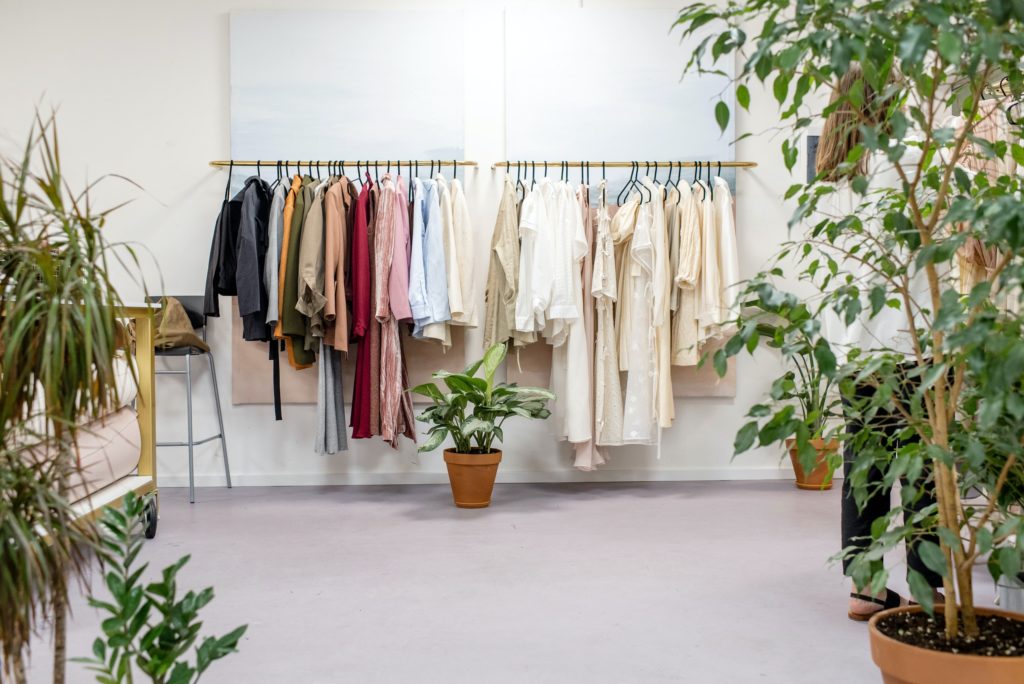 Kleiderstange mit KleiderPersonalshopping -[https://www.pexels.com/dede/foto/fashion-kleider-einkaufenzimmer-3965545/]