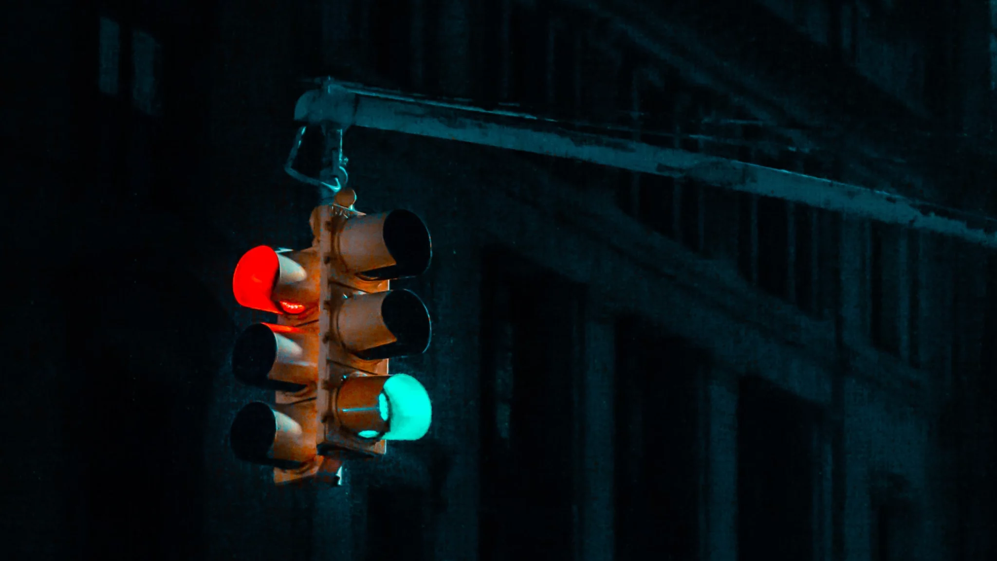 Ampel in der Stadt - Sicherheit - [unsplash.com]