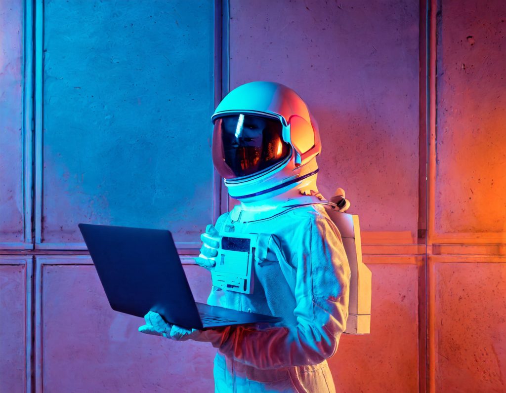 Firefly Astronaut der mit einem Laptop in der Hand vor einer Mauer steht. Dominierende Farben sind